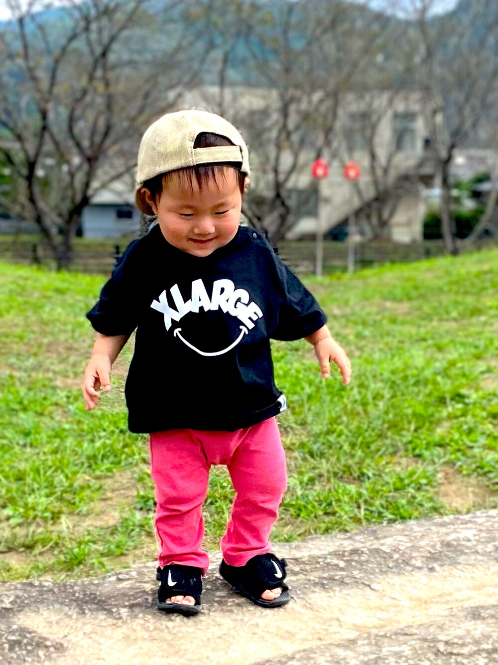 「休日スタイル、男の子、XLARGE KIDS、プチプラミックス、汚れてもいいコーデ、NIKE、1歳4ヶ月」｜「XLARGE KIDSのスマイルロゴプリント半袖Tシャツ（Tシャツ/カットソー、ブラック系）」を使った、RITSU®︎さん（キッズ・80cm）の秋コーディネートの1枚目の写真