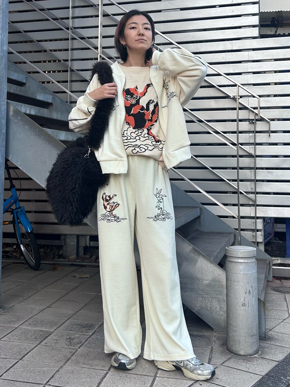 「Candy Stripper、NIKE、トラックジャケット、トラックパンツ、刺繍、ベロア、ニット、オーバーシルエット、セットアップ、ファーバッグ、ストリート、お出かけコーデ」｜「Candy StripperのTOKYO CANDY TRACK ジャケット（その他アウター、ホワイト系）」を使った、CandyStripper_mikiさん（レディース・162cm）の冬コーディネートの1枚目の写真