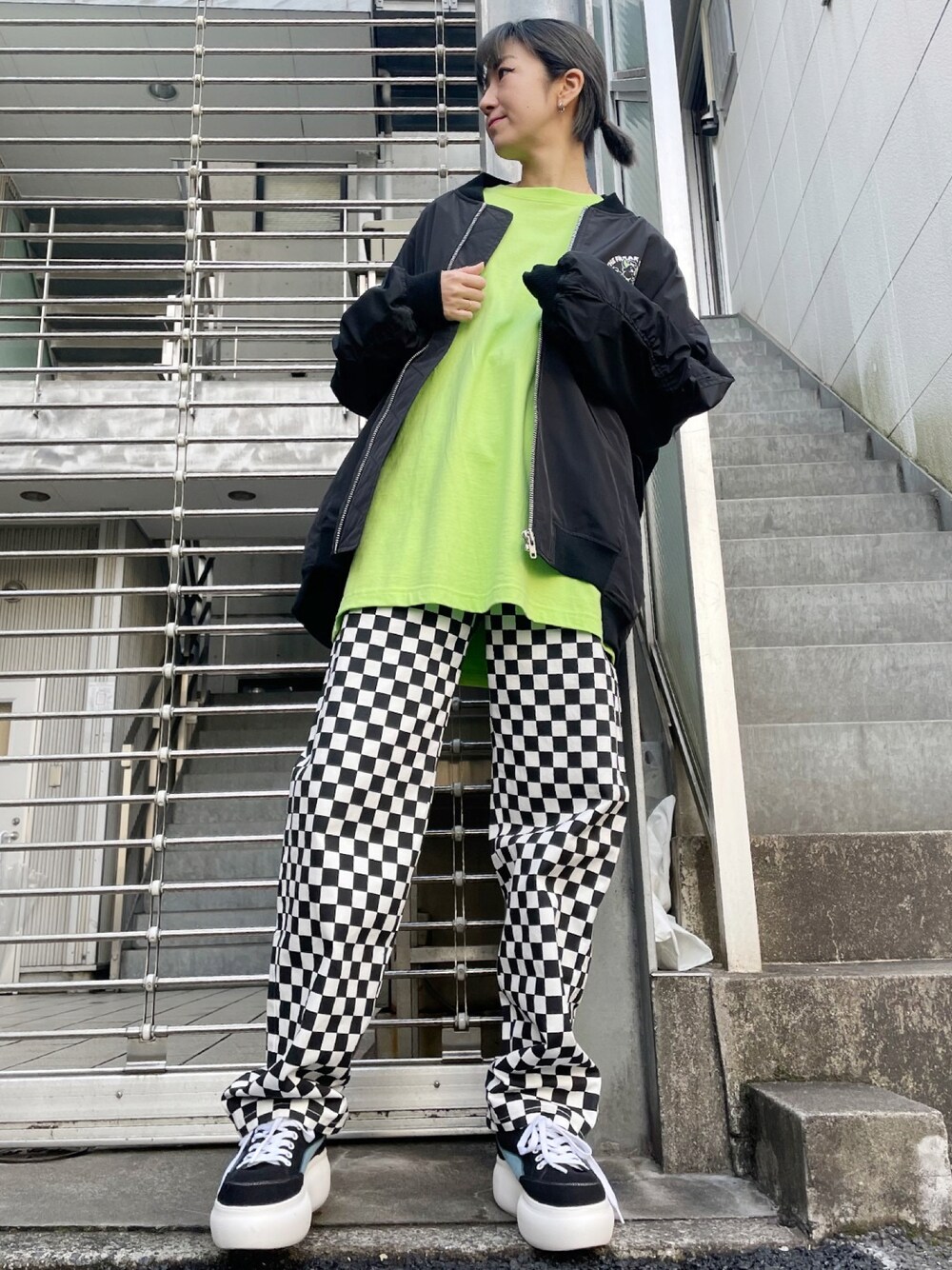 「Candy Stripper、MA-1、バックプリント、オーバーサイズ、パンツスタイル、イージーパンツ、チェッカーフラッグ、ロンT、ライム、あったかコーデ、メンズライク、スニーカー、ストリート」｜「Candy StripperのCND INVADER L/S Tシャツ（Tシャツ/カットソー、グリーン系）」を使った、CandyStripper_mikiさん（レディース・162cm）の冬コーディネートの1枚目の写真