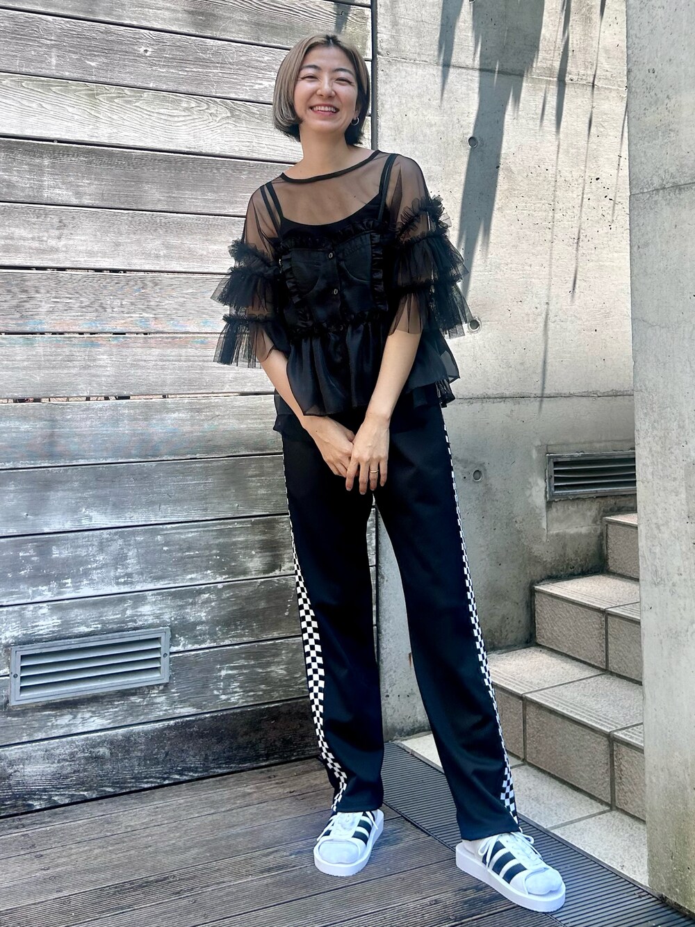 「Candy Stripper、adidas、チュールトップス、シースルー、オーガンジー、ビスチェ、イージーパンツ、チェッカーフラッグ、カジュアル、レイヤードスタイル、お出かけコーデ」｜「Candy StripperのTULLE FRILL SLEEVE トップス（Tシャツ/カットソー、ブラック系）」を使った、CandyStripper_mikiさん（レディース・162cm）の夏コーディネートの1枚目の写真