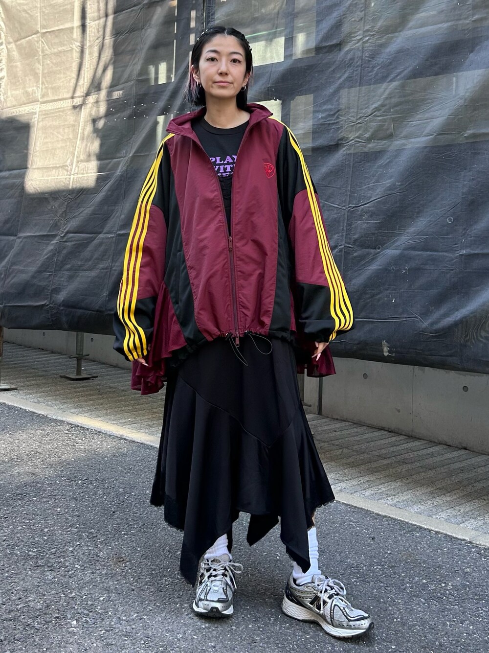 「Candy Stripper、New Balance、ブルゾン、スポーティ、メッシュ、ロンT、キャミワンピ、カジュアル、ストリート、春先取り、休日スタイル」｜「Candy StripperのCND SWITCHED NYLON ブルゾン（ブルゾン、レッド系）」を使った、CandyStripper_mikiさん（レディース・162cm）の冬コーディネートの1枚目の写真