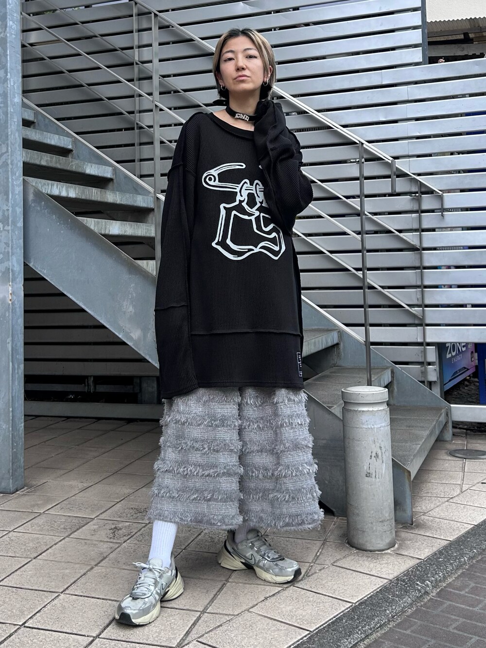 「Candy Stripper、NIKE、ワッフル、リメイク風、オーバーサイズ、ワンピース、シャギー、ジャガード、チョーカー、カジュアル、レイヤードスタイル、お出かけコーデ」｜「Candy StripperのSAFETY PIN WAFFLE トップス（Tシャツ/カットソー、ブラック系）」を使った、CandyStripper_mikiさん（レディース・162cm）の秋コーディネートの1枚目の写真