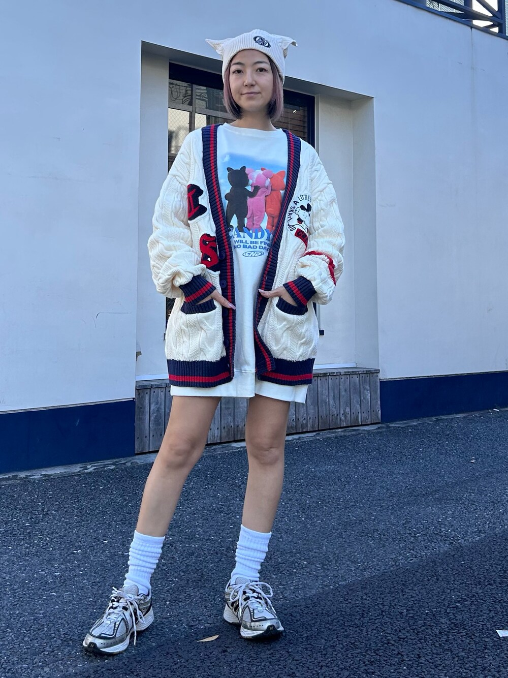 「Candy Stripper、New Balance、ニット、カーディガン、Vネック、スウェット、ワンピース、ゆったりシルエット、ビーニー、カジュアル、ストリート、冬コーデ」｜「Candy StripperのCS COLLEGE KNIT カーディガン（カーディガン/ボレロ、ホワイト系）」を使った、CandyStripper_mikiさん（レディース・162cm）の冬コーディネートの1枚目の写真