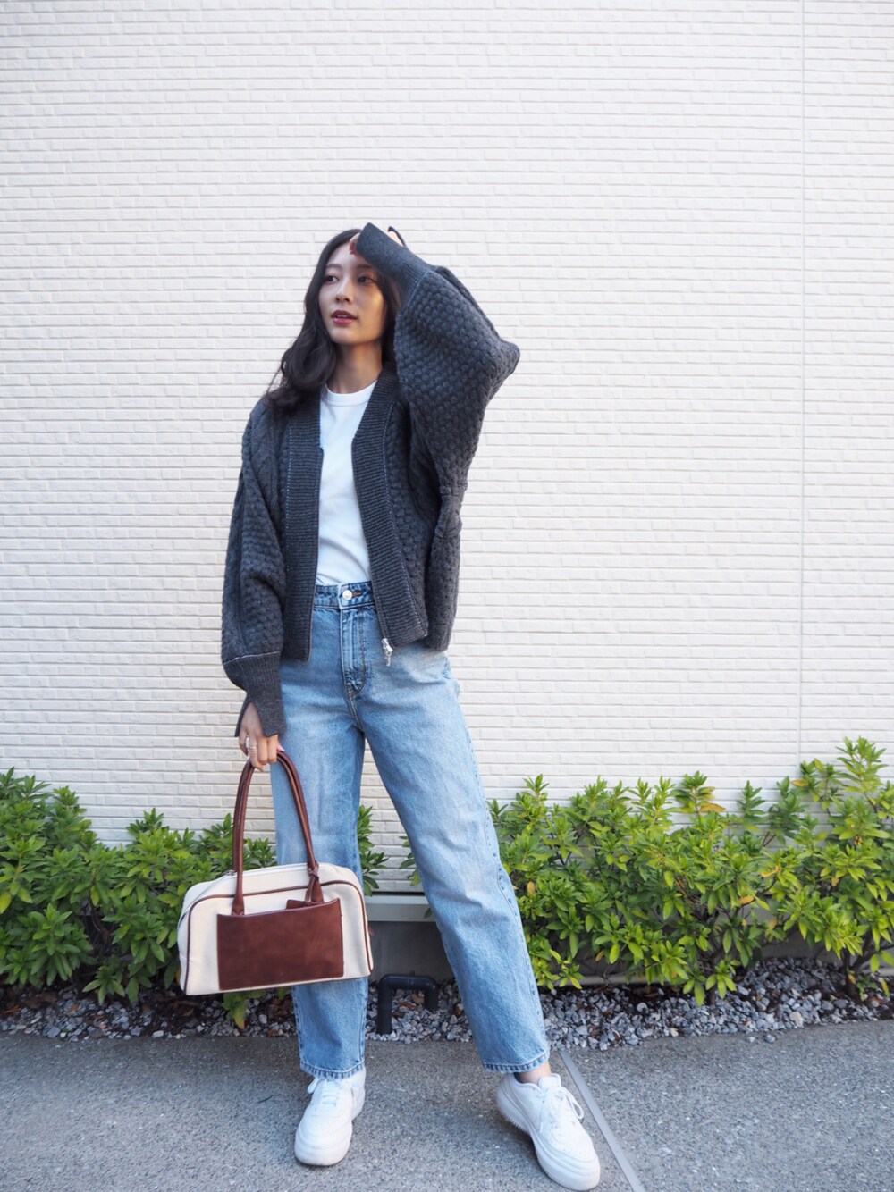 「秋冬コーデ、秋服コーデ、カジュアル、シンプル」｜「ZARAのアイテム（デニムパンツ、ブルー系）」を使った、山﨑もかさん（レディース・162cm）の秋コーディネートの1枚目の写真