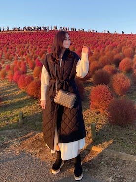 「アイテム（ダウンベスト）」を使った、和田瞳さん（レディース・161cm・20代）の秋コーディネート