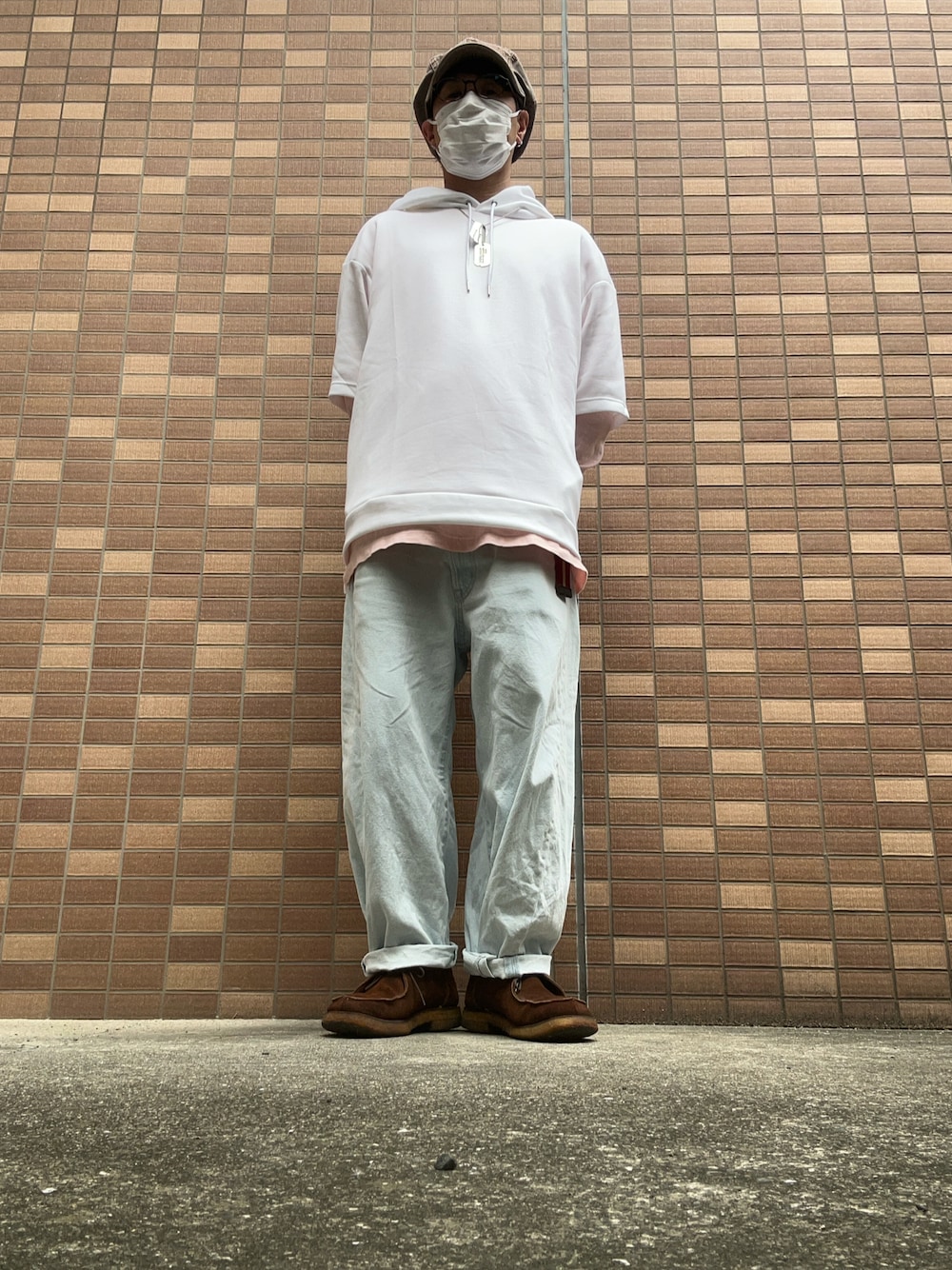 ブルー系のデニムパンツ、ホワイト系のパーカー、ブルー系のシャツ/ブラウスを着用したメンズの春コーディネートの1枚目の写真
