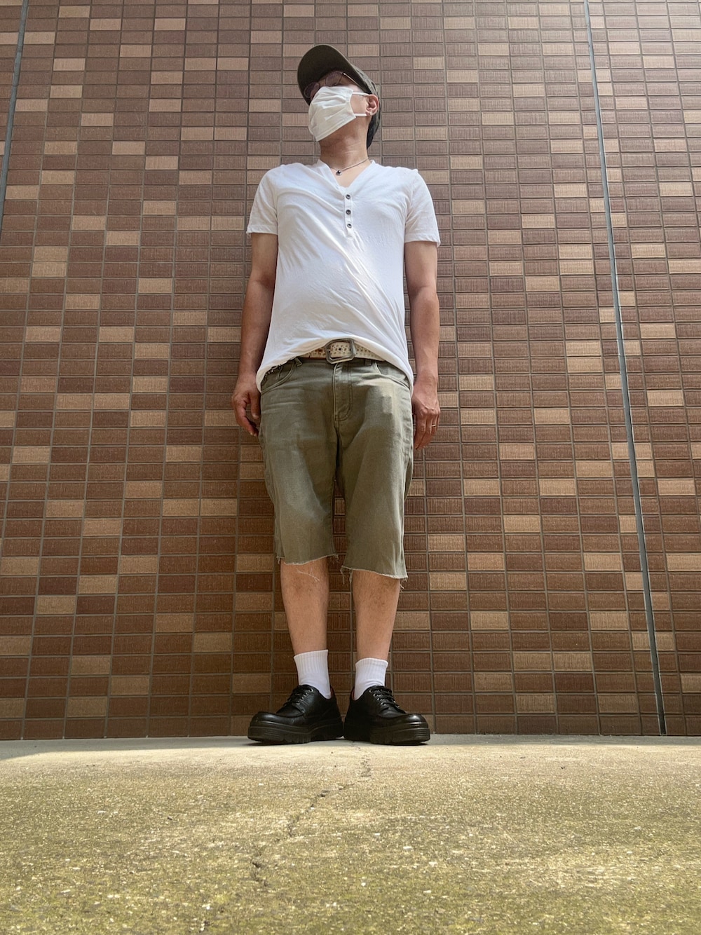 ホワイト系のTシャツ/カットソー、ホワイト系のタンクトップ、グリーン系のその他パンツを着用したメンズの夏コーディネートの1枚目の写真