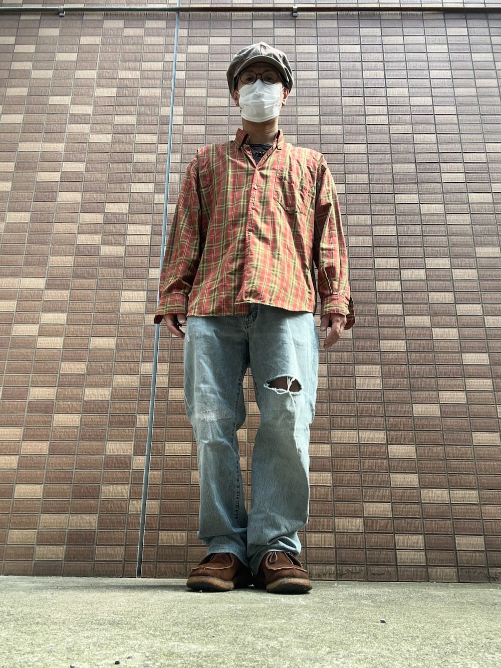 オレンジ系のシャツ/ブラウス、ブルー系のデニムパンツ、ブラウン系のブーツを着用したメンズの秋コーディネートの1枚目の写真