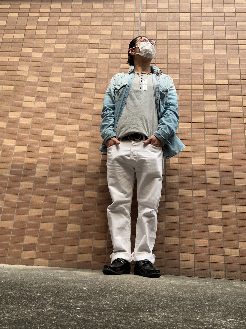 ホワイト系のデニムパンツ、ブルー系のシャツ/ブラウス、ホワイト系のシャツ/ブラウスを着用したメンズの春コーディネートの1枚目の写真