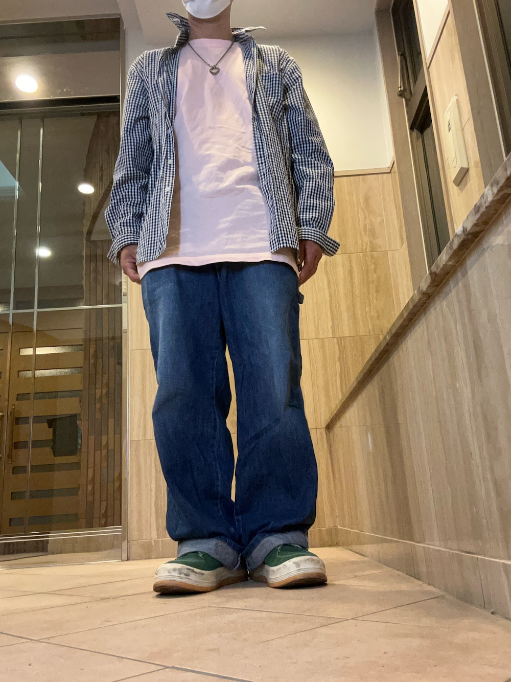 ブルー系のデニムパンツ、ブルー系のシャツ/ブラウス、ピンク系のシャツ/ブラウスを着用したメンズの秋コーディネートの1枚目の写真