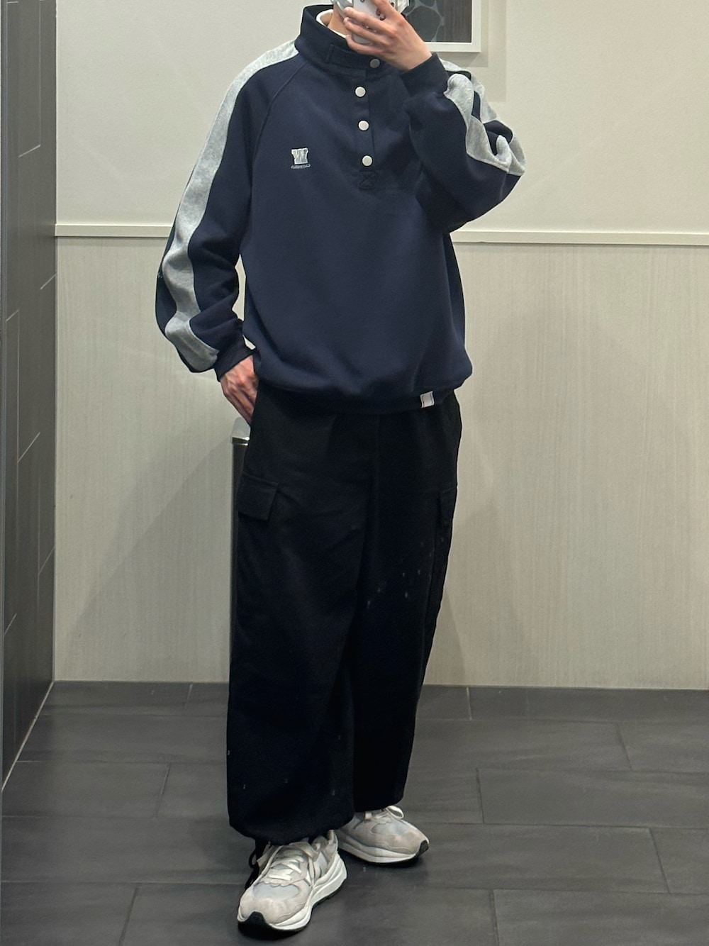 「カジュアルコーデ、低身長、低身長コーデ、低身長男子、166cm、166cmコーデ、167cm、167cmコーデ、168cm、168cmコーデ、169cm、169cmコーデ、170cm、170cmコーデ、ネイビー」｜「地底人のアイテム（スウェット、ブルー系）」を使った、としやさん（メンズ・166cm）の春コーディネートの1枚目の写真
