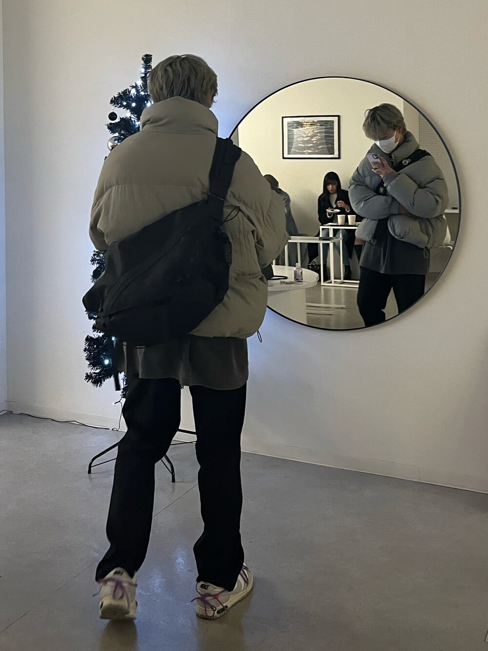 「休日コーデ、ほめられ本命コーデ、韓国ファッション、ワイドパンツ、キレイめカジュアル、おしゃれさんと繋がりたい、メンズファッション、ストリート、春コーデ、キレイめコーデ、スニーカーコーデ、きれいめカジュアル、ダウンジャケット、シンプルスタイル、冬コーデ」｜「raucohouseのアイテム（メッセンジャーバッグ、ブラック系）」を使った、zero3martさん（メンズ・170cm）の冬コーディネートの1枚目の写真