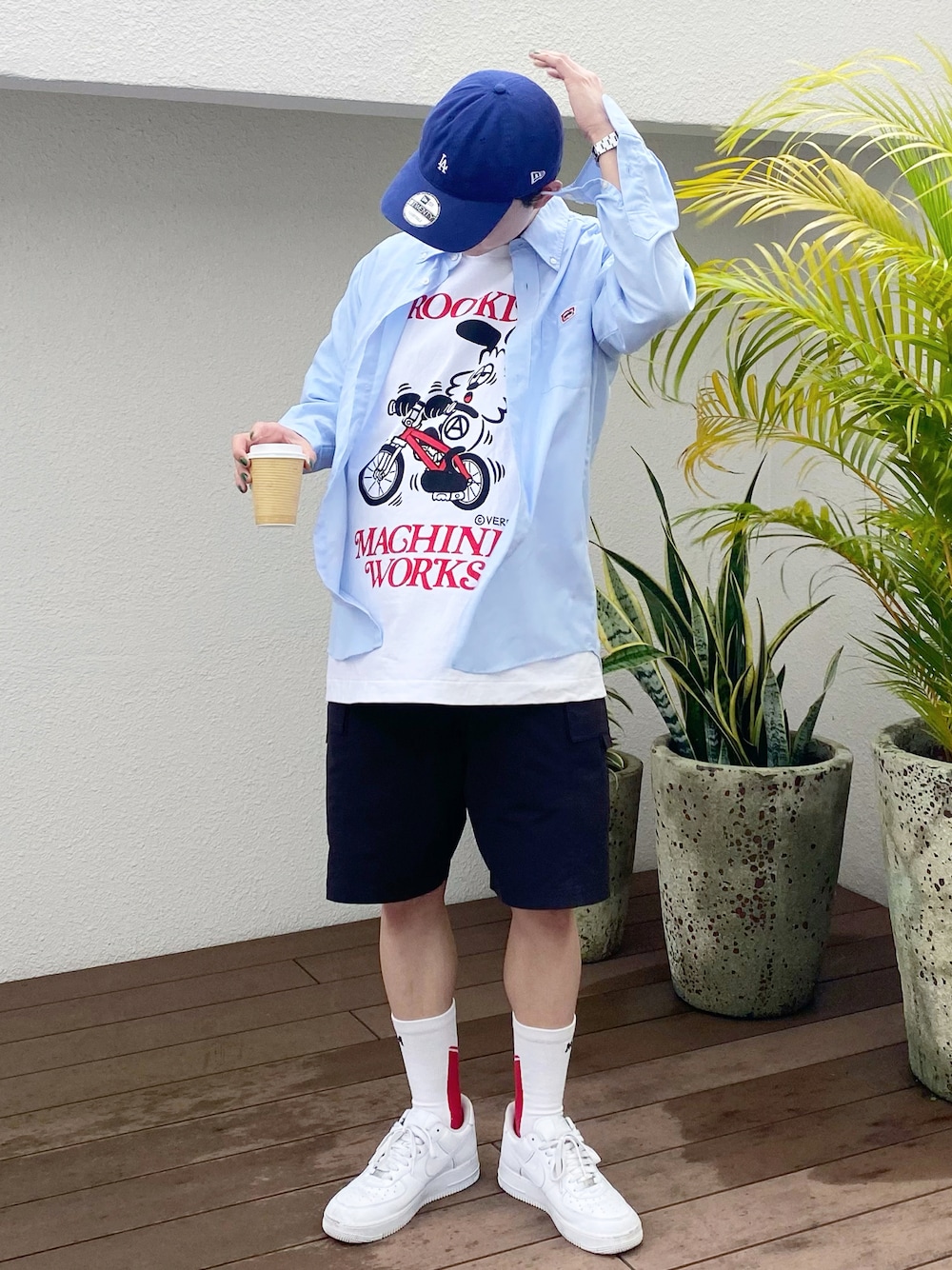 「未来のWEARISTAプロジェクト、秋冬コーデ、秋服コーデ、今日のコーデ、きれいめカジュアル、ブルーコーデ、シャツスタイル、ブルーシャツ、ハーフパンツ、エアフォースワン、ストリート、HUMAN MADE、キャップ、さわやかコーデ、メンズファッション」｜「HUMAN MADEのアイテム（Tシャツ/カットソー、ホワイト系）」を使った、zero3martさん（メンズ・170cm）の秋コーディネートの1枚目の写真