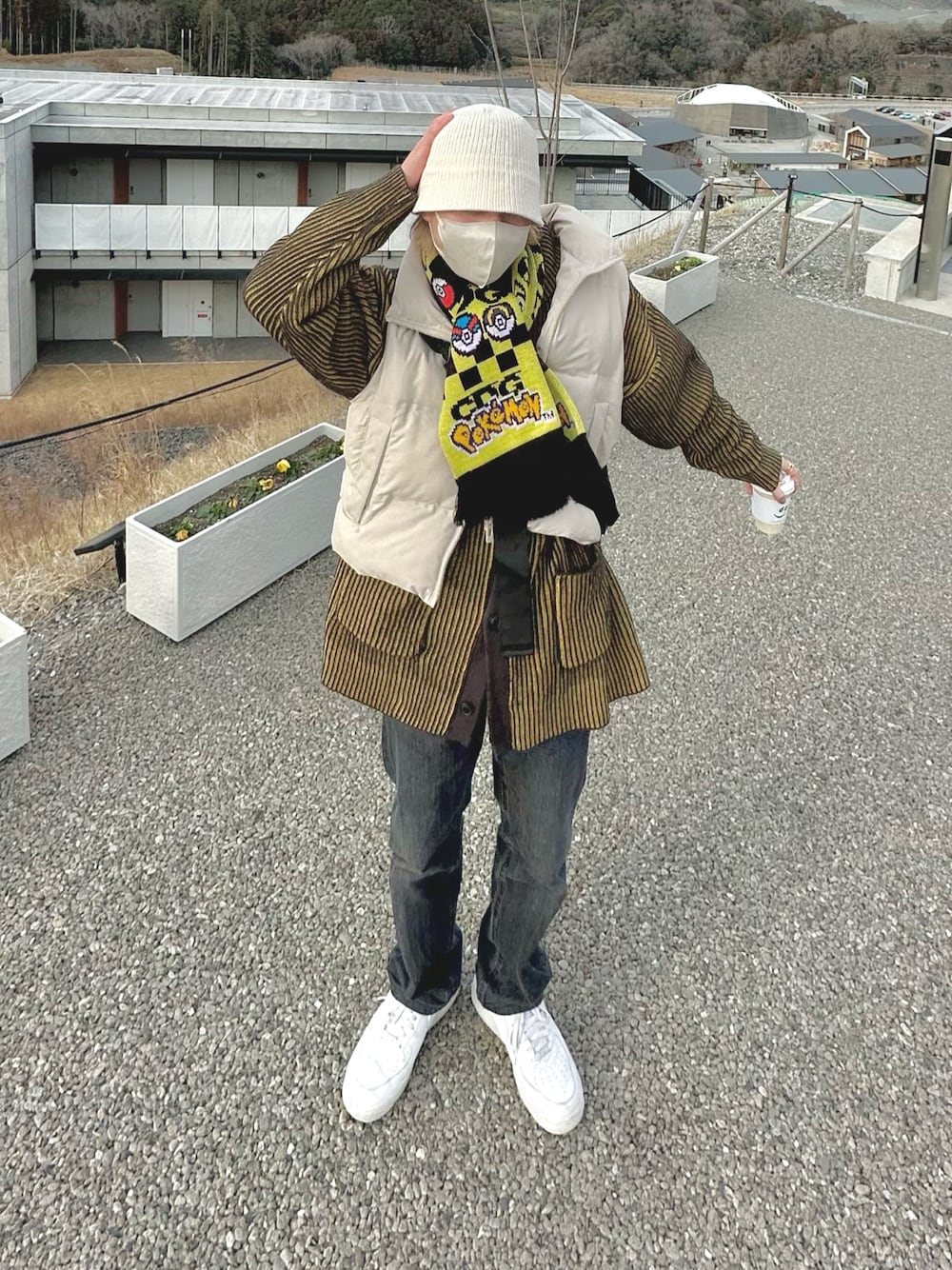 「カジュアル、休日スタイル、カジュアルコーデ、今日のコーデ、冬コーデ、デニム、きれいめカジュアル、バケットハット、ダウンジャケット、メンズコーデ、ダウンベスト、差し色、マフラー、メンズファッション、ほめられ本命コーデ」｜「ENDER PRODUCTSのビックシルエット リブ編みストライプ配色ハイネックニットカーディガン【ENDER PRODUCTS/エンダープロダクツ】（カーディガン/ボレロ、ブラック系）」を使った、zero3martさん（メンズ・170cm）の冬コーディネートの1枚目の写真