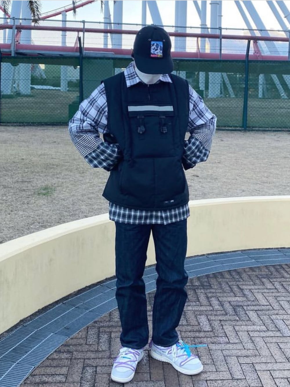 「未来のWEARISTAプロジェクト、off white、supreme、韓国ファッション、韓国ブランド、ストリート、メンズコーデ、デニム、冬コーデ、カジュアルコーデ、秋コーデ、スニーカー、シャツスタイル、スポーツミックス」｜「CRITICのアイテム（ダウンベスト、ブラック系）」を使った、zero3martさん（メンズ・170cm）の秋コーディネートの1枚目の写真