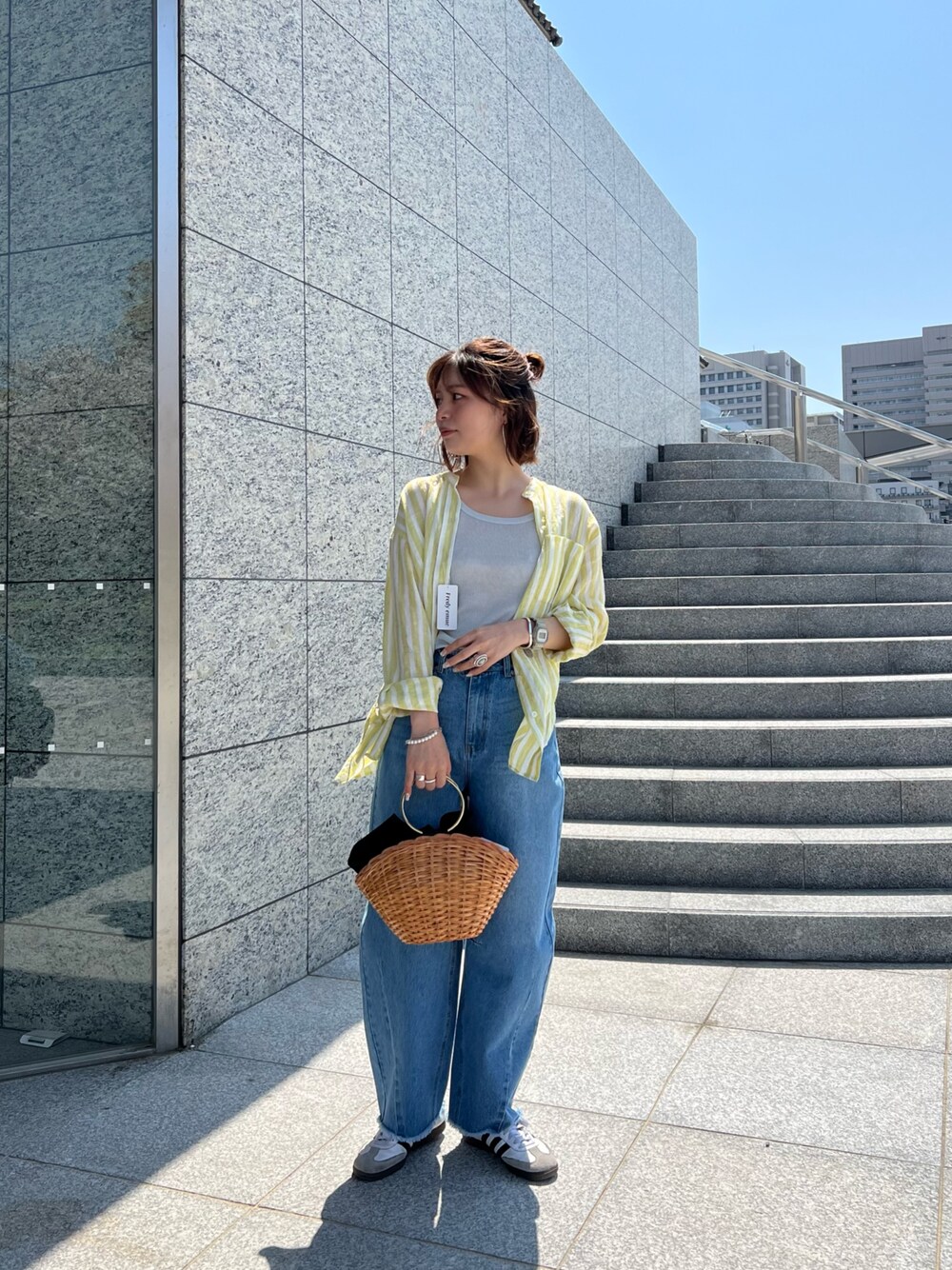 「デニムシャツ、春色、春めき満開コーデ、ストライプシャツ、オトナ女子、ゆるコーデ、キレイめ、着回しコーデ、トレンド、オトナカワイイ、デイリーカジュアル、ラクチンコーデ、ベーシック/トラッド、大人ガーリー、カジュアルスタイル」｜「fredy emueのLINEN100バンドカラーシャツ（シャツ/ブラウス、イエロー系）」を使った、kotani.さん（レディース・165cm）の春コーディネートの1枚目の写真