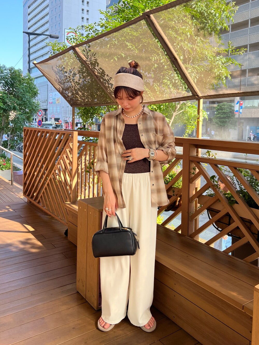 ブラウン系のタンクトップ、ベージュ系のシャツ/ブラウス、ホワイト系のその他パンツを着用したレディースの夏コーディネートの1枚目の写真