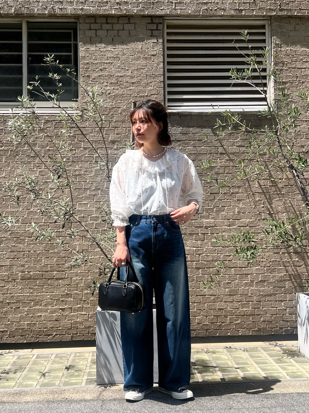 「大人カジュアル、お出かけコーデ、春ファッション、シンプルスタイル、春カラー、大人かわいい、きれいめコーデ、ゆるコーデ、カジュアルガーリー、モノトーンコーデ、春服、スニーカーコーデ、キレイめカジュアル、大人コーデ、ショルダーバッグ」｜「fredy emueのドット刺繍フリルカラーブラウス（シャツ/ブラウス、ホワイト系）」を使った、kotani.さん（レディース・165cm）の春コーディネートの1枚目の写真
