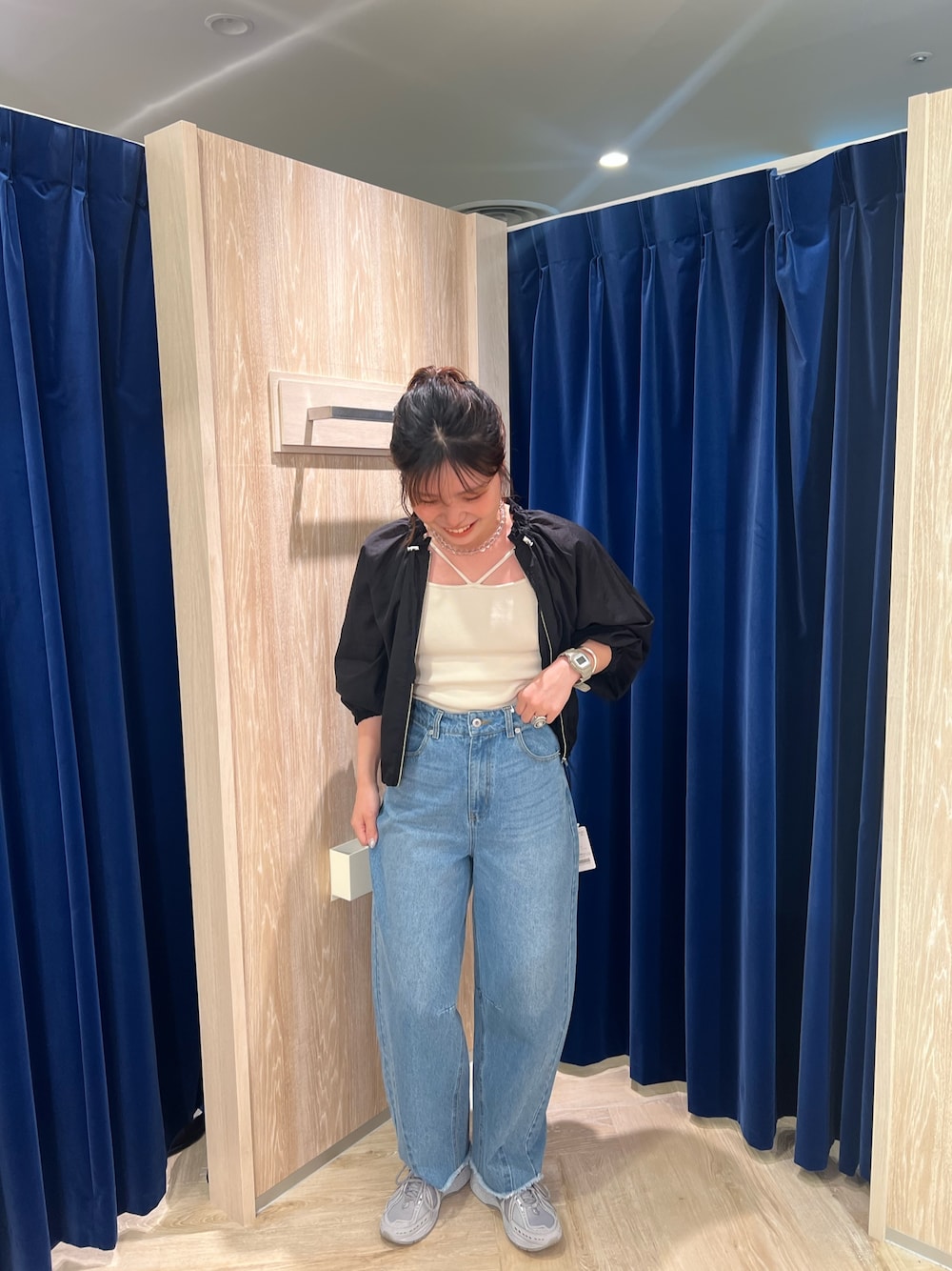 「ワイドパンツ、サンダル、白Tシャツ、シンプルコーデ、楽チンコーデ、春服コーデ、オトナカワイイ、きれいめコーデ、オトナカジュアル、ゆるコーデ、ワントーンコーデ、シアーシャツ、日焼け対策、レイヤードスタイル、シャツスタイル」｜「fredy emueのカーブデニムパンツ（デニムパンツ、ブルー系）」を使った、kotani.さん（レディース・165cm）の春コーディネートの1枚目の写真