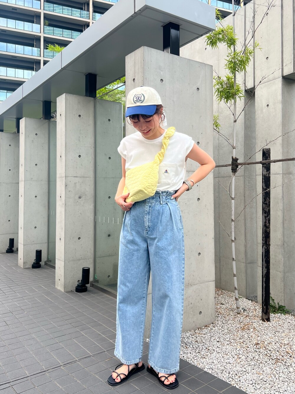 「スニーカー、ショルダーバッグ、デニム、ノースリーブ、GEVACO、大人カジュアル、着回しコーデ、サンダルコーデ、今日のコーデ、シンプルスタイル、シンプル、キャップ、夏だ！Tシャツ着よう！、お出かけコーデ、フェススタイル」｜「GEVACOの【GEVACO/ゲバコ】ヘビー天竺フレンチスリーブＴシャツ（Tシャツ/カットソー、ホワイト系）」を使った、kotani.さん（レディース・165cm）の夏コーディネートの1枚目の写真