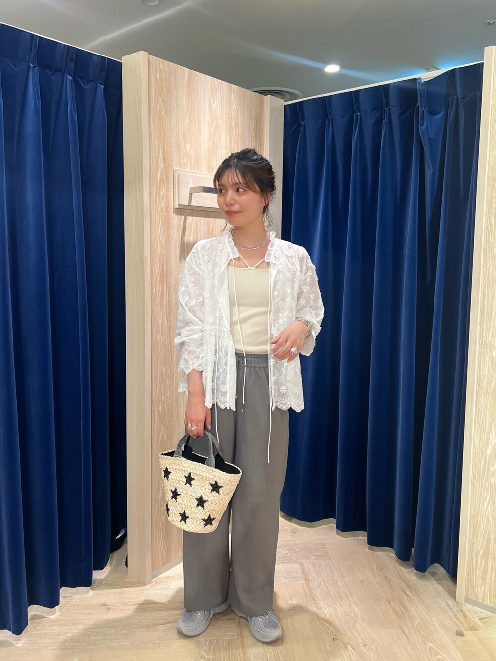 「レイヤードスタイル、ワイドパンツ、サンダル、シャツスタイル、白Tシャツ、シンプルコーデ、楽チンコーデ、春服コーデ、オトナカワイイ、オトナカジュアル、きれいめコーデ、ワントーンコーデ、ゆるコーデ、レーストップス、ミニバッグ」｜「fredy emueの3D刺繍チュニックブラウス（シャツ/ブラウス、ホワイト系）」を使った、kotani.さん（レディース・165cm）の春コーディネートの1枚目の写真