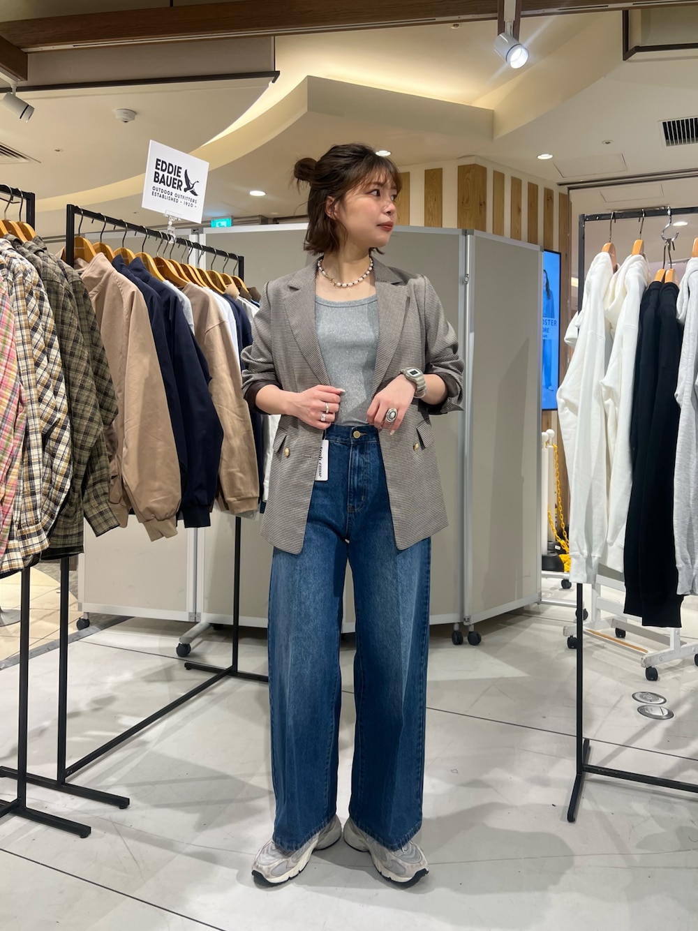 「ロンT、シャツスタイル、トラックジャケット、春服、大人女子、大人かわいい、はるコーデ、お出かけコーデ、春先取り、デニムコーデ、きれいめコーディネート、ガーリーコーデ、おでかけコーデ、ブラックコーデ、カーディガンコーデ」｜「fredy emueのFRセンタープレスセミワイドデニムパンツ（デニムパンツ、ブルー系）」を使った、kotani.さん（レディース・165cm）の春コーディネートの1枚目の写真