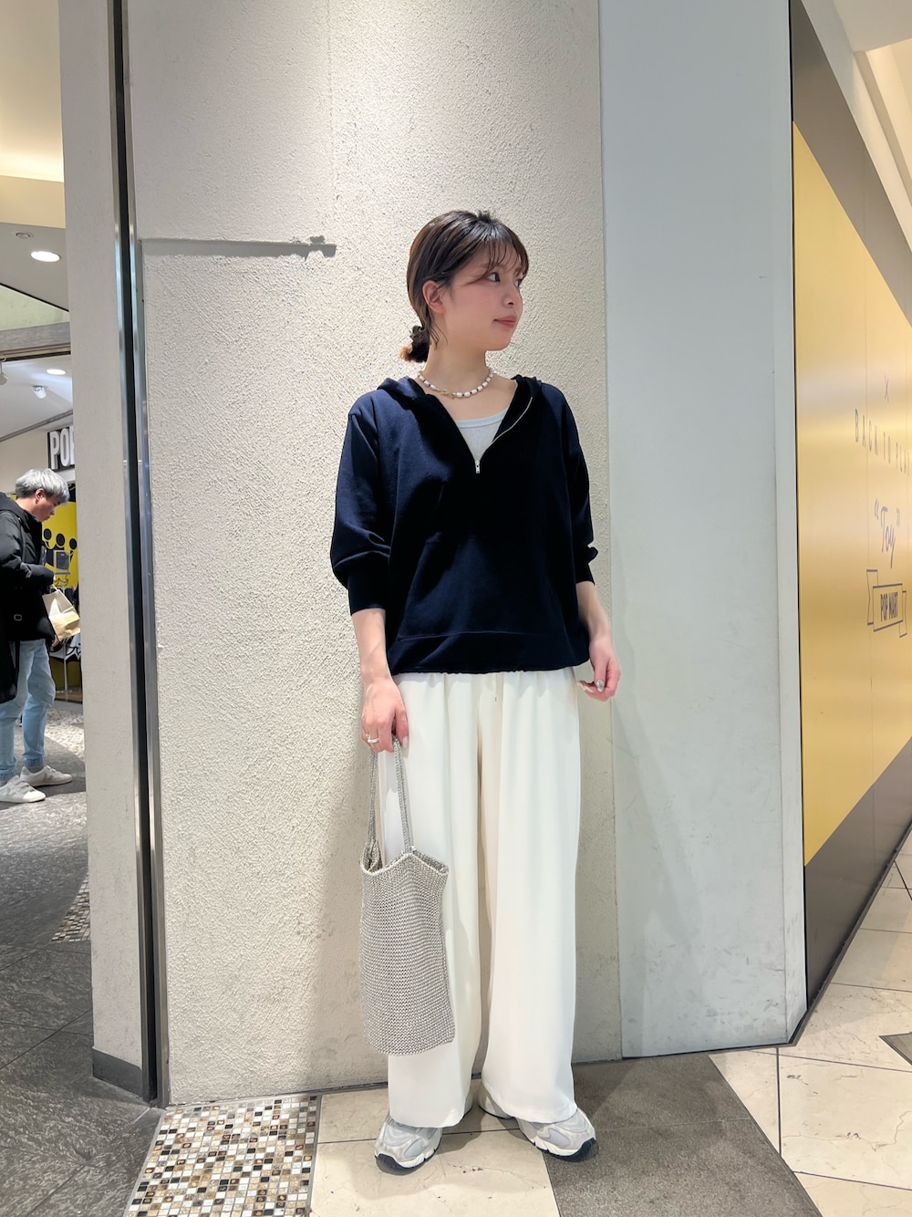 「ロンT、春コーデ、オトナカジュアル、お出かけコーデ、休日スタイル、春、春カラー、大人コーデ、オトナ女子、大人可愛い、トートバッグ、モノトーンコーデ、ママファッション、淡色コーデ、トラックジャケット」｜「fredy emueのニットアノラックプルオーバー（ニット/セーター、ブルー系）」を使った、kotani.さん（レディース・165cm）の春コーディネートの1枚目の写真
