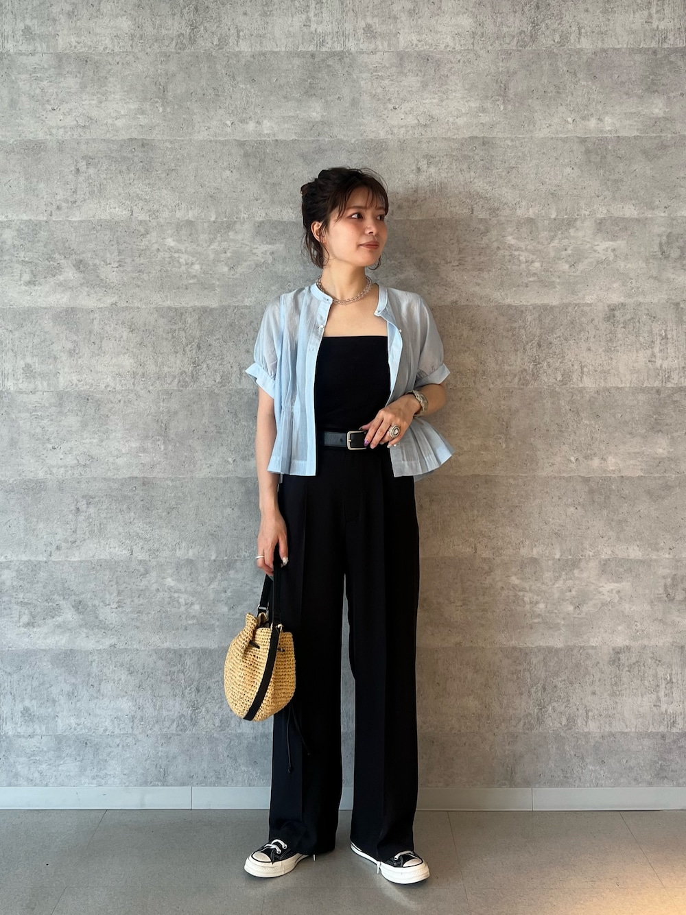 「デニム、オトナ女子、休日スタイル、カジュアルスタイル、大人コーデ、おでかけコーデ、お出かけコーデ、ノースリーブ、大人カジュアルコーデ、着回しコーデ、夏コーデ、ワンピースコーデ、大人かわいい、タンクトップ、キレイめカジュアル」｜「fredy emueのクロップドハーフスリーブブラウス（シャツ/ブラウス、ブルー系）」を使った、kotani.さん（レディース・165cm）の夏コーディネートの1枚目の写真