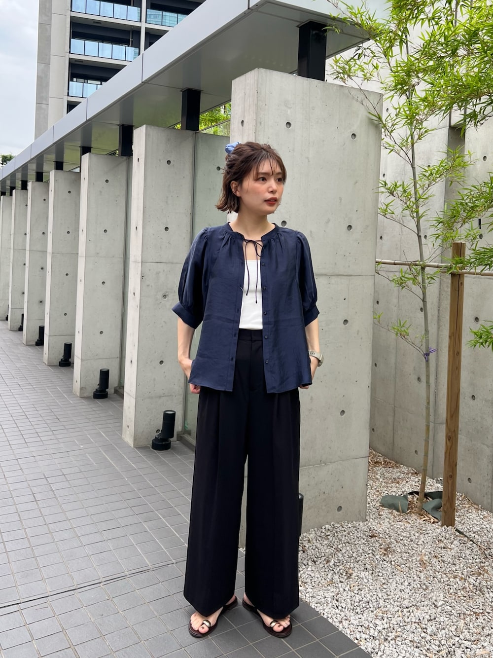 「ブラウス、ブラウスコーデ、ブラウス×デニム、サンダル、雨の日コーデ、モノトーン、大人かわいい、シンプル、大人コーデ、楽チンコーデ、ゆるコーデ、キレイめ、夏コーデ、通勤コーデ、カジュアルガーリー」｜「fredy emueのシャイニーシアー２WAYハーフスリーブブラウス（シャツ/ブラウス、ブルー系）」を使った、kotani.さん（レディース・165cm）の夏コーディネートの1枚目の写真