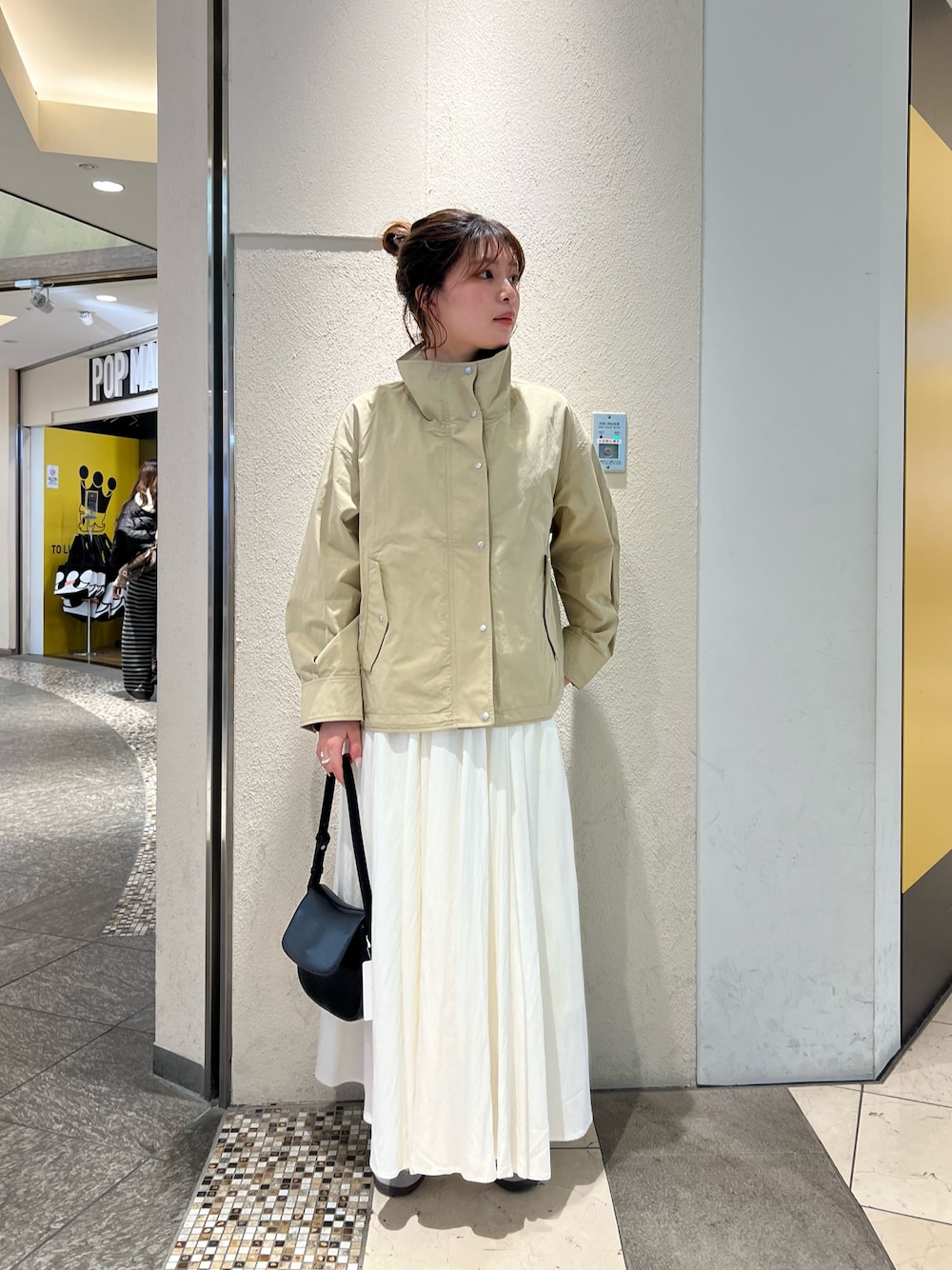 「ロンT、トラックジャケット、カジュアルスタイル、おでかけコーデ、ラクチンコーデ、オトナ女子、春カラー、休日スタイル、春夏コーデ、通勤コーデ、大人ガーリー、スカートスタイル、ベーシック/トラッド、キレイめカジュアル、トレンド」｜「fredy emueのミドル丈スタンドZIPブルゾン（ブルゾン、ベージュ系）」を使った、kotani.さん（レディース・165cm）の春コーディネートの1枚目の写真