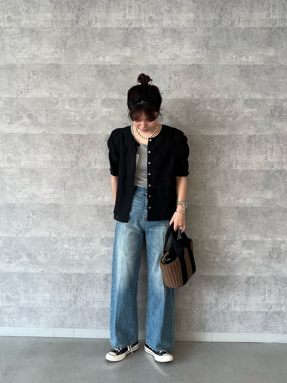 「デニム、ロゴT、サングラス、白Tシャツ、グルカサンダル、シアートップス、キャップ、カラーコーデ、パンツスタイル、夏、夏ファッション、きれいめコーデ、スカートコーデ、ラクチンコーデ、オトナカジュアル」｜「fredy emueのラメニットタンクトップ（タンクトップ、グレー系）」を使った、kotani.さん（レディース・165cm）の夏コーディネートの1枚目の写真