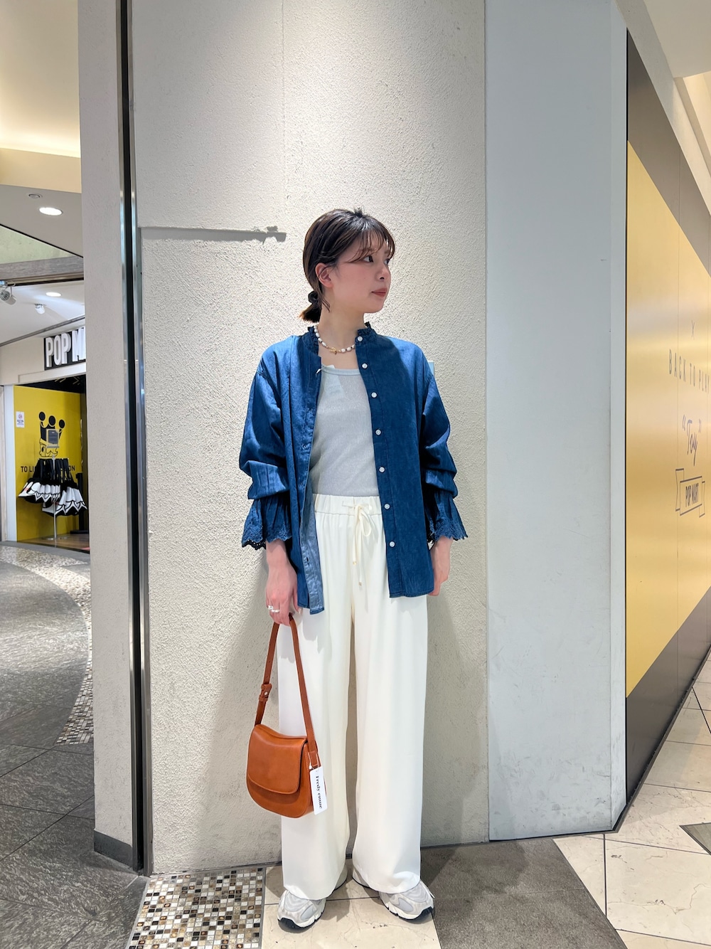 「ロンT、春コーデ、シアートップス、パンツコーデ、春服コーデ、大人カジュアルコーデ、大人ファッション、オトナカワイイ、大人かわいい、スニーカーコーデ、休日、春、きれいめコーデ、楽チンコーデ、大人可愛い」｜「fredy emueのとろみツイルストレートイージーパンツ（その他パンツ、ホワイト系）」を使った、kotani.さん（レディース・165cm）の春コーディネートの1枚目の写真