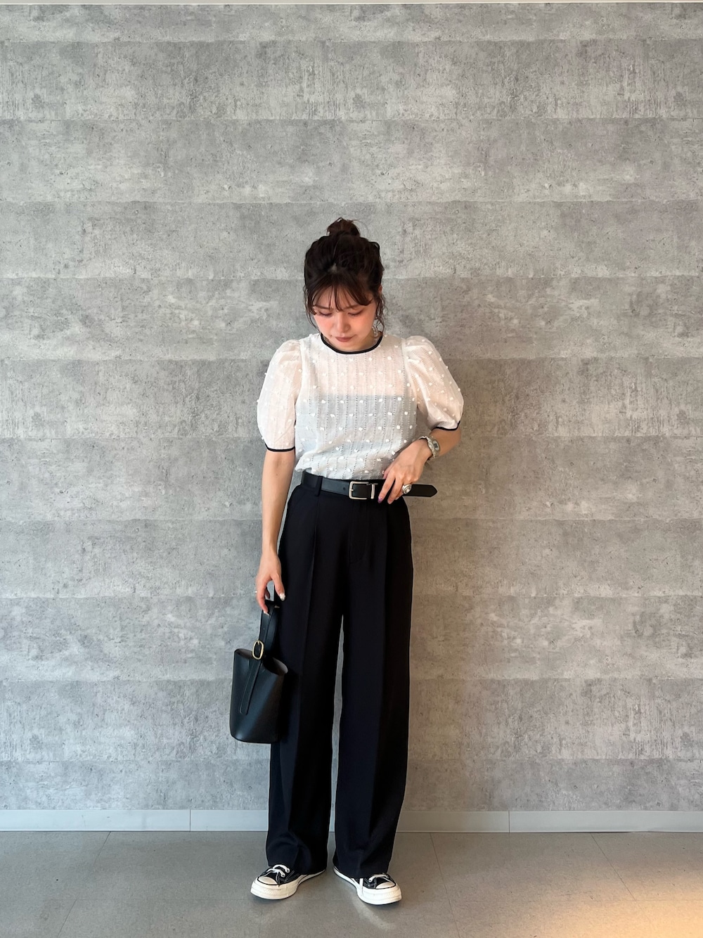 「スラックス、オトナ女子、休日スタイル、カジュアルスタイル、大人コーデ、お出かけコーデ、おでかけコーデ、大人カジュアルコーデ、夏コーデ、着回しコーデ、キレイめカジュアル、大人かわいい、シャツコーデ、初夏コーデ、キレイめコーデ」｜「fredy emueのシアージャガードパイピング半袖ブラウス（シャツ/ブラウス、ホワイト系）」を使った、kotani.さん（レディース・165cm）の夏コーディネートの1枚目の写真