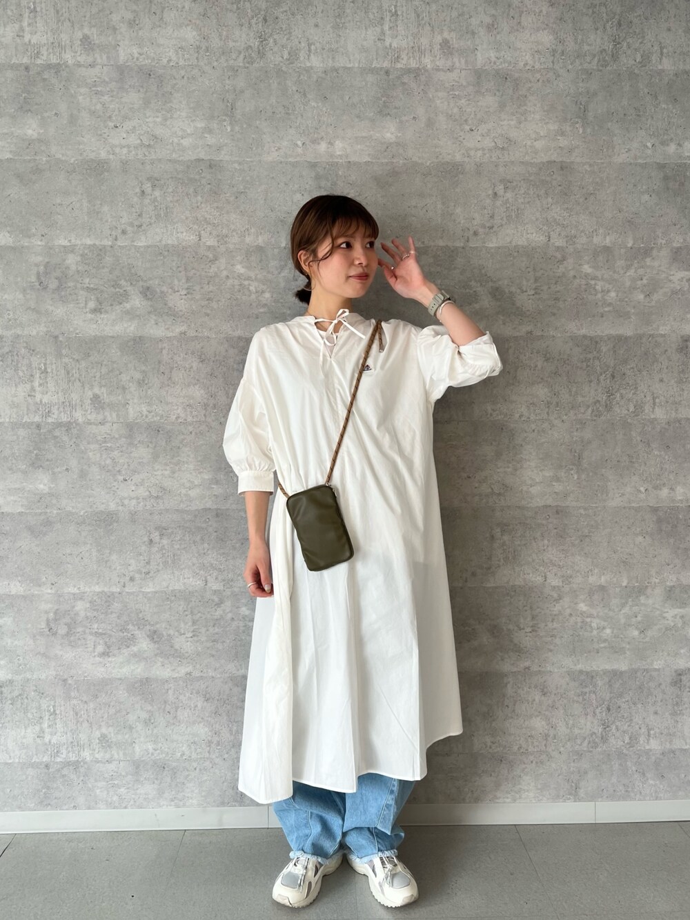 「ワンピース、デニム、レイヤードスタイル、スニーカーコーデ、GEVACO、おでかけコーデ、ラクチンコーデ、大人コーデ、カジュアル、オトナカジュアル、シンプルスタイル、ゆるコーデ、オトナカワイイ、デニムコーデ」｜「GEVACOの【GEVACO/ゲバコ】タイプライター7分袖ワンピース（シャツワンピース、ホワイト系）」を使った、kotani.さん（レディース・165cm）の春コーディネートの1枚目の写真
