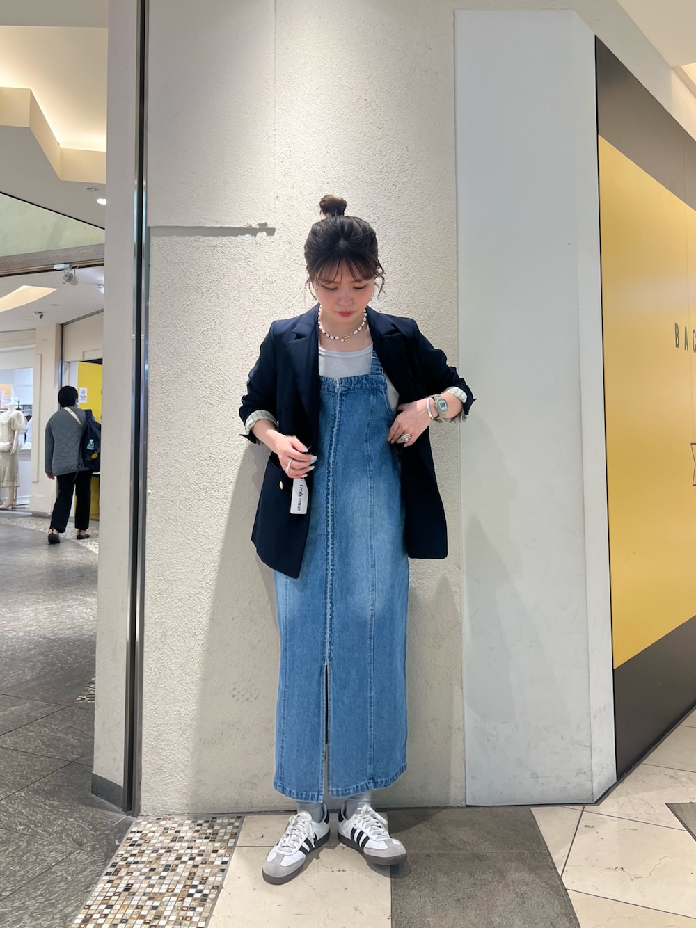 「ロンT、古着MIX、春コーデ、トラックジャケット、オトナカジュアル、お出かけコーデ、休日スタイル、春カラー、大人コーデ、大人可愛い、モノトーンコーデ、アディダス、オーバーサイズ、デニムシャツ、デニムワンピース」｜「fredy emueのダブルブレストジャケット（テーラードジャケット、ブルー系）」を使った、kotani.さん（レディース・165cm）の春コーディネートの1枚目の写真