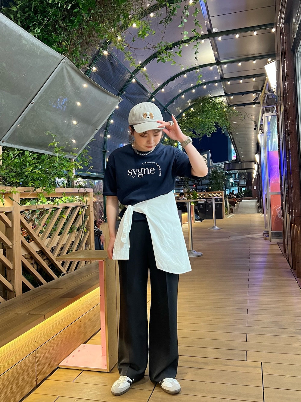 「デニムシャツ、春色、春服コーデ、シンプルコーデ、大人コーデ、ゆるコーデ、大人女子、シャツ/ブラウス、オトナカワイイ、カラーコーデ、キレイめカジュアル、ストライプシャツ、スラックスコーデ、キャップコーデ、大人カジュアル」｜「GLOSTERの【GLOSTER/グロスター】WASHED DOG embroidery CAP キャップ 刺繍（キャップ、ベージュ系）」を使った、kotani.さん（レディース・165cm）の春コーディネートの1枚目の写真