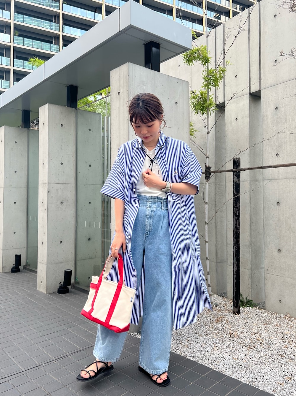 「みんなの白Tフェス、夏コーデ、麦わら帽子、休日スタイル、ストライプシャツ、GEVACO、夏ファッション、ラクチンコーデ、ゆったりコーデ、オトナカワイイ、着回しコーデ、大人可愛い、ホワイトコーデ、ノースリーブ、サンダルコーデ」｜「GEVACOの【GEVACO/ゲバコ】タイプライター半袖シャツワンピース（シャツワンピース、ブルー系）」を使った、kotani.さん（レディース・165cm）の夏コーディネートの1枚目の写真