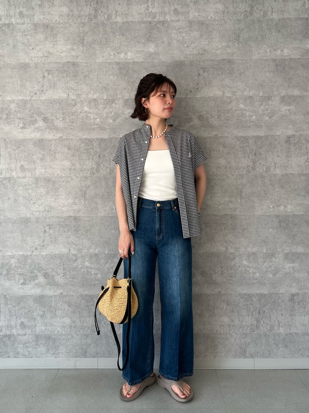 「柄シャツ、サンダル、レイヤードスタイル、カーゴパンツ、ラクチンコーデ、お出かけコーデ、シンプルカジュアル、おでかけコーデ、大人女子、シンプル、パンツコーデ、初夏コーデ、きれいめカジュアル」｜「fredy emueの【GEVACO/ゲバコ】バンドカラーフライフロントフレンチスリーブシャツ（シャツ/ブラウス、ブラック系）」を使った、kotani.さん（レディース・165cm）の夏コーディネートの1枚目の写真