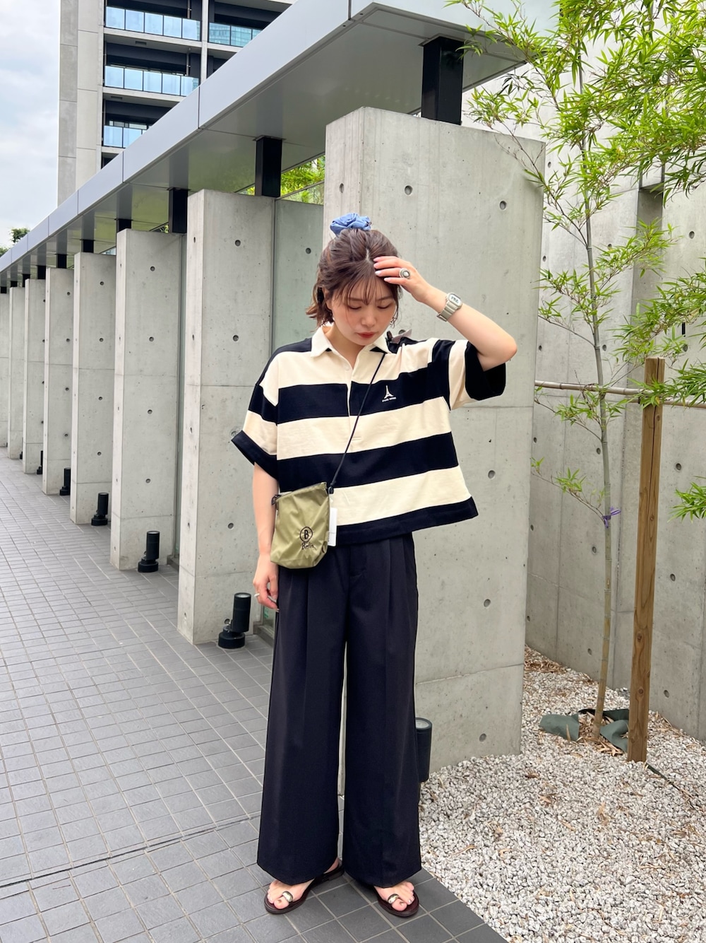 「ボーダー、サンダル、白Tシャツ、雨の日コーデ、モノトーン、大人かわいい、シンプル、楽チンコーデ、ゆるコーデ、大人コーデ、夏コーデ、通勤コーデ、ミニバッグ、キレイめ、黒Tシャツ」｜「fredy emueのワンポイント刺繍半袖ラガーシャツ（Tシャツ/カットソー、グレー系）」を使った、kotani.さん（レディース・165cm）の夏コーディネートの1枚目の写真