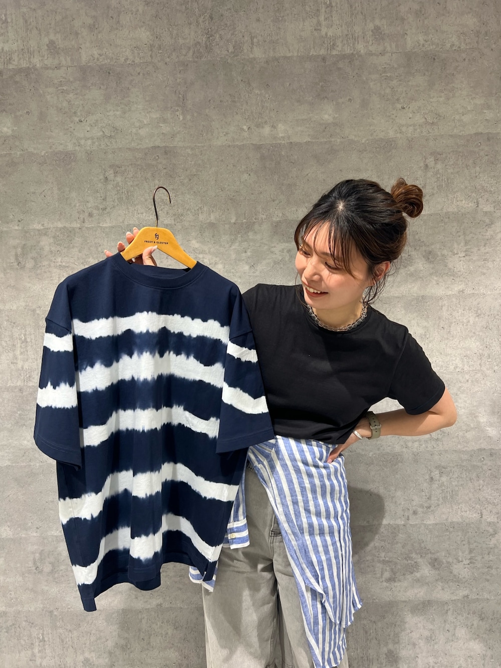 「父の日、父の日ギフト、白シャツ、柄シャツ、サングラス、モノトーン、ワイドパンツ、シャツスタイル、雨の日コーデ、白Tシャツ、黒Tシャツ、ラクチンコーデ、ゆるコーデ、夏コーデ、夏ファッション」｜「GLOSTERの【GLOSTER/グロスター】16/-綿天竺 タイダイ染め ボーダークルーネックTシャツ（Tシャツ/カットソー、ブルー系）」を使った、kotani.さん（レディース・165cm）の春コーディネートの1枚目の写真