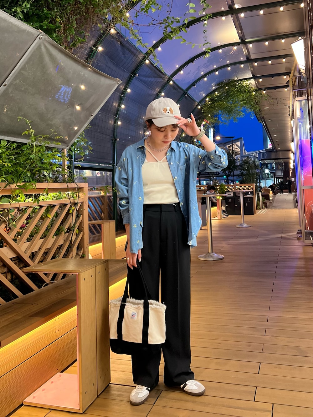 「デニムシャツ、デニムジャケット、春色、春、キレイめカジュアル、春服コーデ、楽チンコーデ、大人ファッション、ラフコーデ、大人コーデ、デニムコーデ、ブラウスコーデ、春服、シャツ好き集まれ、シャツコーデ」｜「fredy emueのとろみツイルタックスラックス【レングス長め丈あり】（スラックス、ブラック系）」を使った、kotani.さん（レディース・165cm）の春コーディネートの1枚目の写真