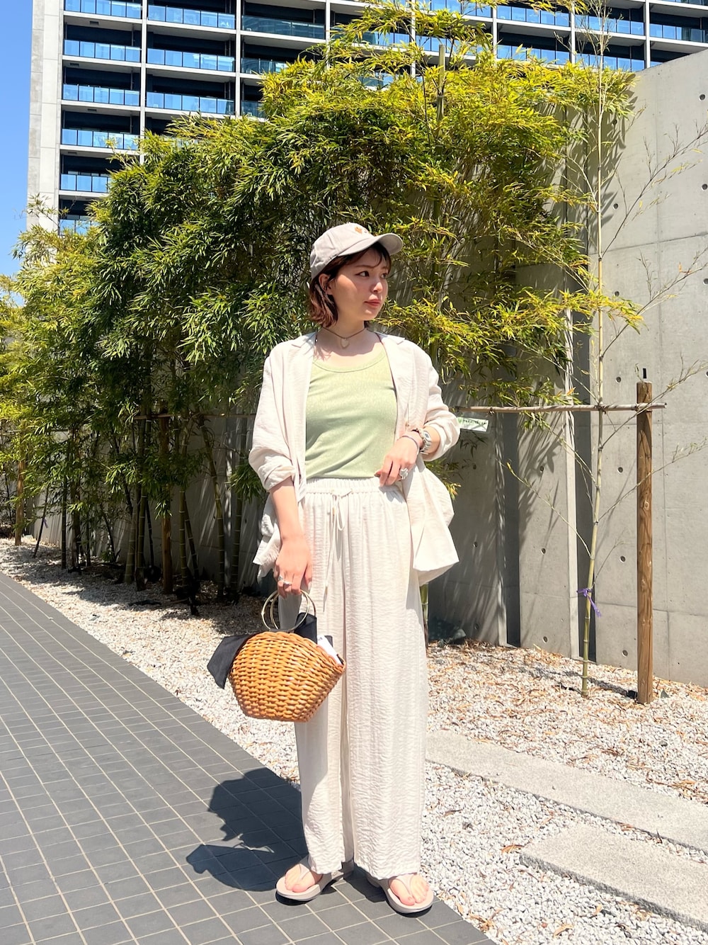 「リネン、リネンジャケット、かごバッグ、大人カジュアル、デニムシャツ、スニーカー、カーディガン、初夏コーデ、春コーデ、ラクチンコーデ、キレイめ、ゆるコーデ、大人ファッション、きれいめコーディネート、春」｜「fredy emueの《セットアップ対応》リネン混スラブツイルダブルジャケット（テーラードジャケット、ベージュ系）」を使った、kotani.さん（レディース・165cm）の春コーディネートの1枚目の写真