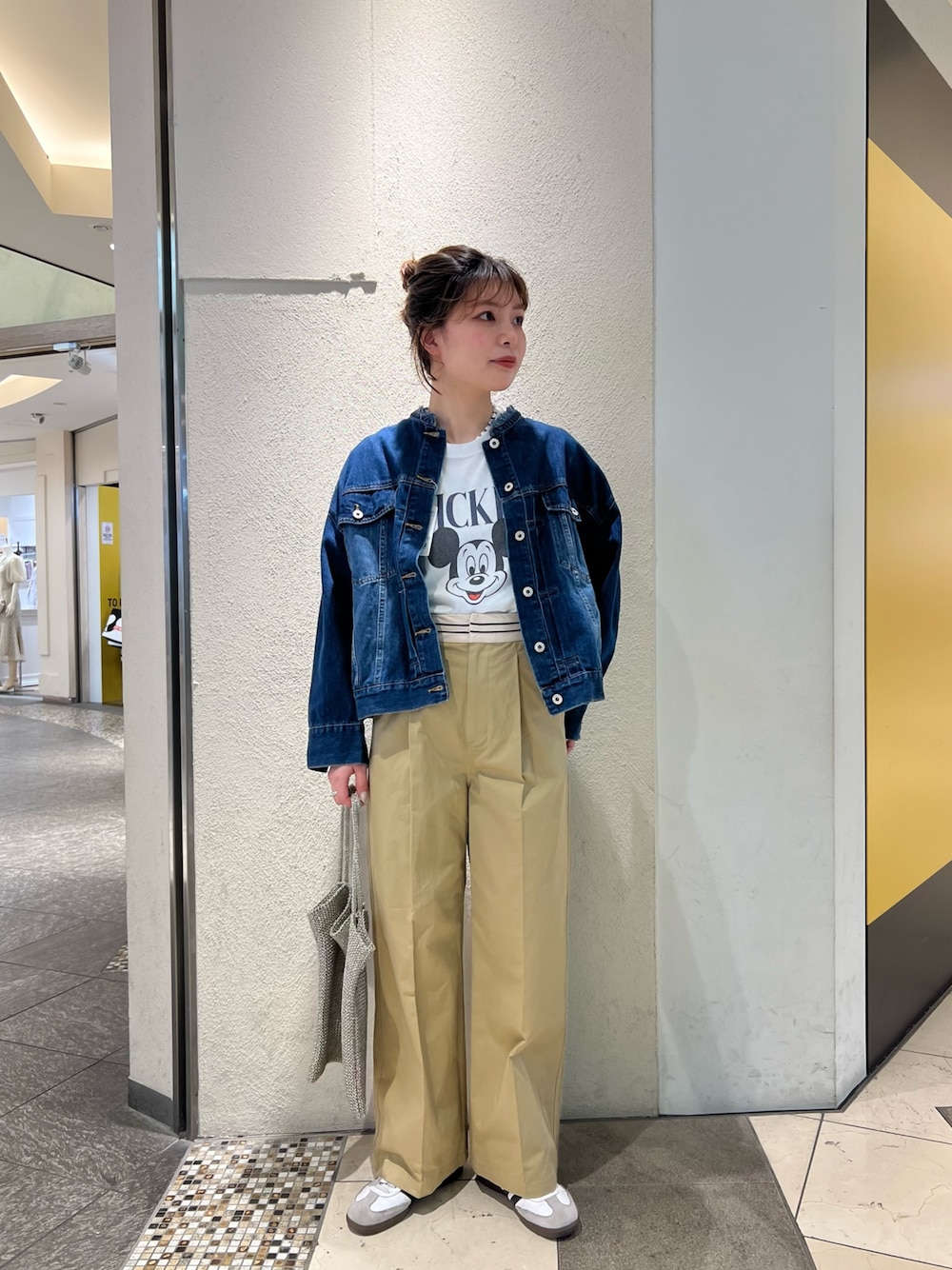 「ロンT、春服、春カラー、おでかけコーデ、きれいめコーディネート、カジュアルスタイル、春夏コーデ、休日スタイル、オトナ女子、デニムコーデ、ブラックコーデ、春ニット、ラクチンコーデ、ブルーコーデ、ブルー」｜「fredy emueのチノマーベルトパンツ（チノパンツ、ベージュ系）」を使った、kotani.さん（レディース・165cm）の春コーディネートの1枚目の写真