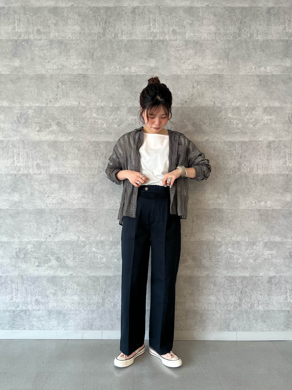 「大人カジュアル、ストライプシャツ、アウトドアスタイル、モノトーン、カジュアルコーデ、大人かわいい、オトナカジュアル、春服、キレイめ、今日のコーデ、ラクチンコーデ、デニムコーデ、きれいめカジュアル、夏ファッション、春カラー」｜「fredy emueのチェック柄シアーシャツ（シャツ/ブラウス、グレー系）」を使った、kotani.さん（レディース・165cm）の春コーディネートの1枚目の写真