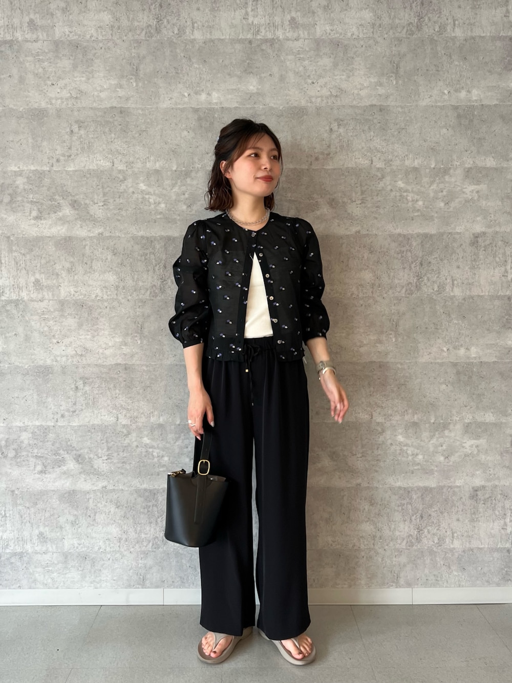 「柄シャツ、ワイドパンツ、シャツスタイル、白Tシャツ、淡色コーデ、シンプルコーデ、大人女子、楽チンコーデ、春服コーデ、オトナカワイイ、オトナカジュアル、きれいめコーデ、ワントーンコーデ、ゆるコーデ、レーストップス」｜「fredy emueのフラワージャガードシアーブラウス（シャツ/ブラウス、ブラック系）」を使った、kotani.さん（レディース・165cm）の春コーディネートの1枚目の写真