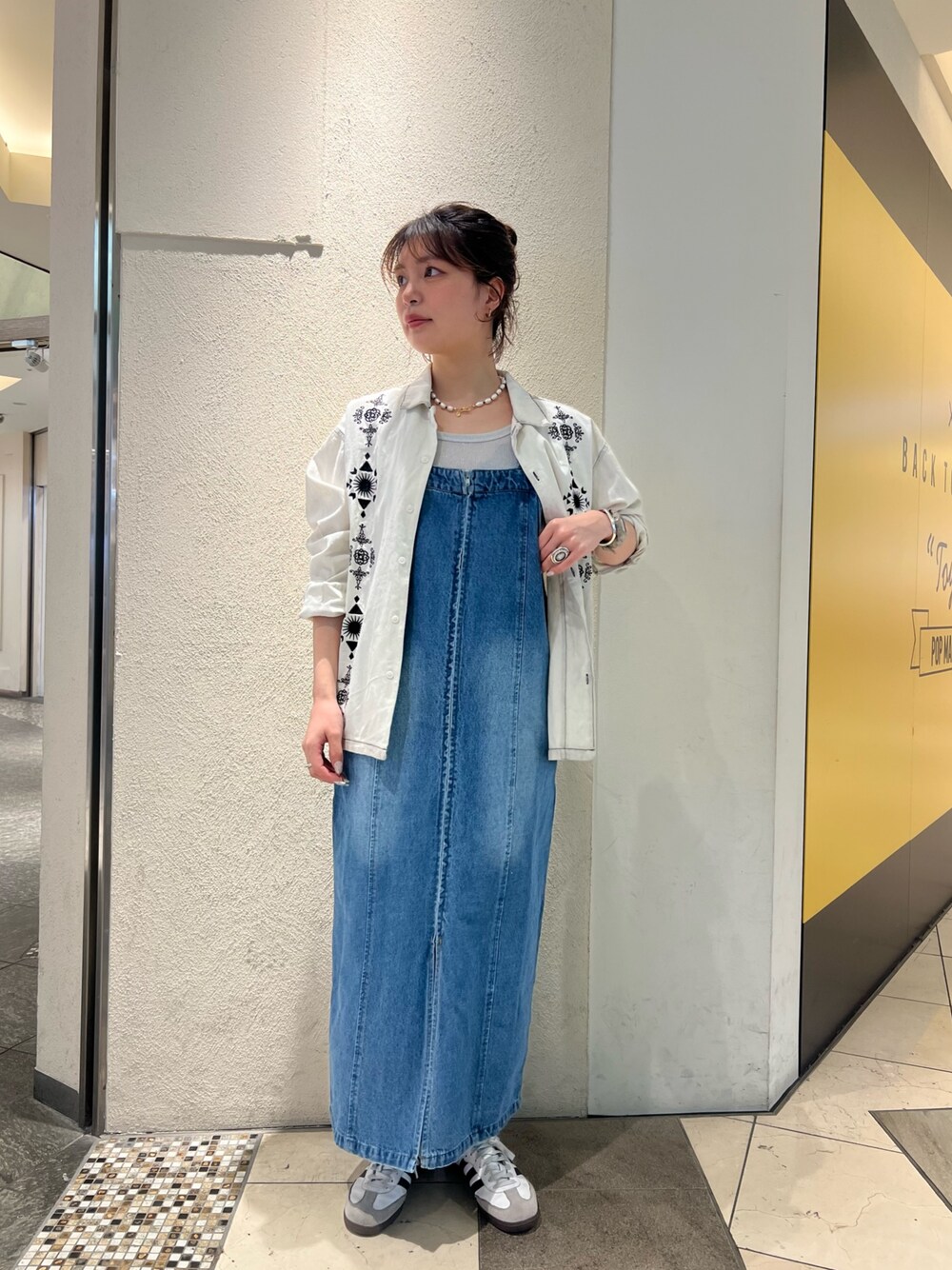 「古着MIX、春コーデ、春めき満開コーデ、大人可愛い、パンツコーデ、ゆるコーデ、カジュアルコーデ、オトナ女子、お出かけコーデ、休日スタイル、スカートスタイル、ロゴT、ラクチンコーデ、リラックススタイル」｜「fredy emueのフロントZIPデニムジャンスカ（ワンピース、ブルー系）」を使った、kotani.さん（レディース・165cm）の春コーディネートの1枚目の写真