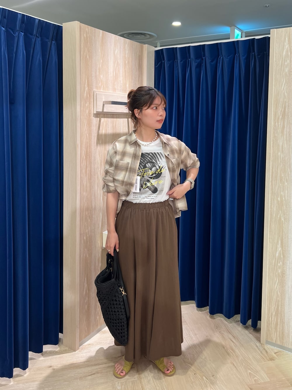 「テーマパークコーデ、夏服コーデ、シンプルスタイル、おでかけコーデ、ラクチンコーデ、パンツコーデ、ワントーンコーデ、スカートスタイル、ロングスカート、キレイめカジュアル、スカートコーデ、ゆるコーデ、デニムジャケット、シアーシャツ、ミニバッグ」｜「fredy emueの異素材ハンドルペーパートート＆ショルダーバッグ（かごバッグ、ブラック系）」を使った、kotani.さん（レディース・165cm）の夏コーディネートの1枚目の写真