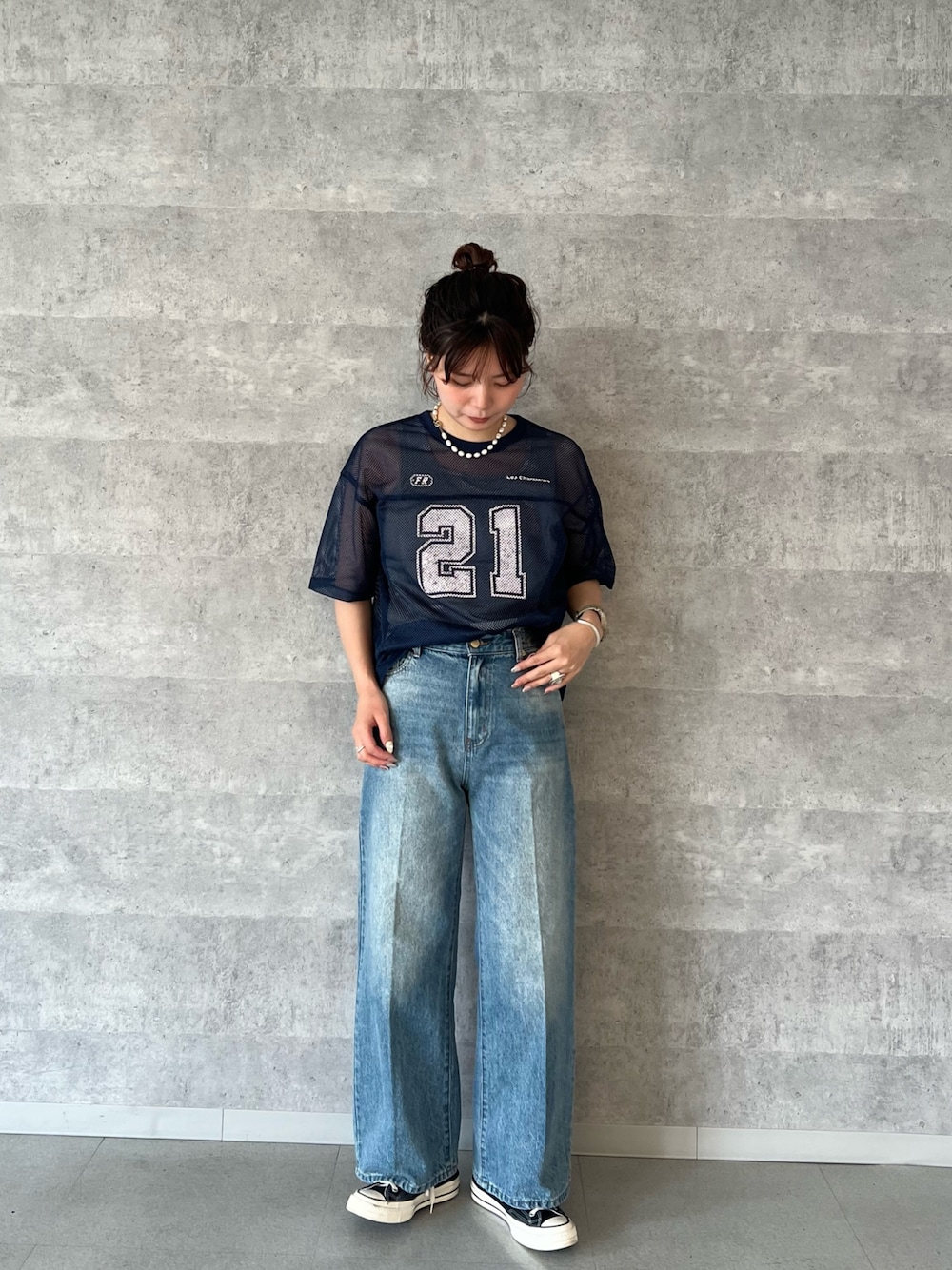「デニム、オトナ女子、休日スタイル、カジュアルスタイル、大人コーデ、お出かけコーデ、おでかけコーデ、大人カジュアルコーデ、夏コーデ、着回しコーデ、キレイめカジュアル、大人かわいい、スポーツミックス、グレー、シャツコーデ」｜「fredy emueのFRセンタープレスセミワイドデニムパンツ（デニムパンツ、ブルー系）」を使った、kotani.さん（レディース・165cm）の夏コーディネートの1枚目の写真