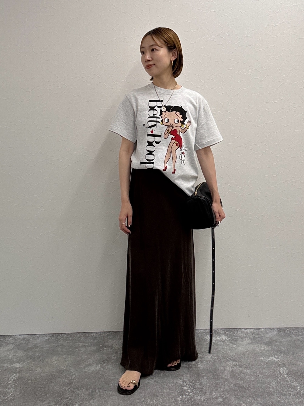 「シンプルスタイル、おでかけコーデ、お出かけコーデ、ラクチンコーデ、オトナカジュアル、キレイめカジュアル、夏服コーデ、Tシャツ、Tシャツコーデ、ナロースカート、スカート、スカートスタイル、スカートコーデ、ロングスカート、ブラウン」｜「NOLLEY’Sの【grace grace/グラスグラス】コインネックレス（ネックレス、ゴールド系）」を使った、sakina さん（骨格ナチュラル・レディース・158cm）の夏コーディネートの1枚目の写真