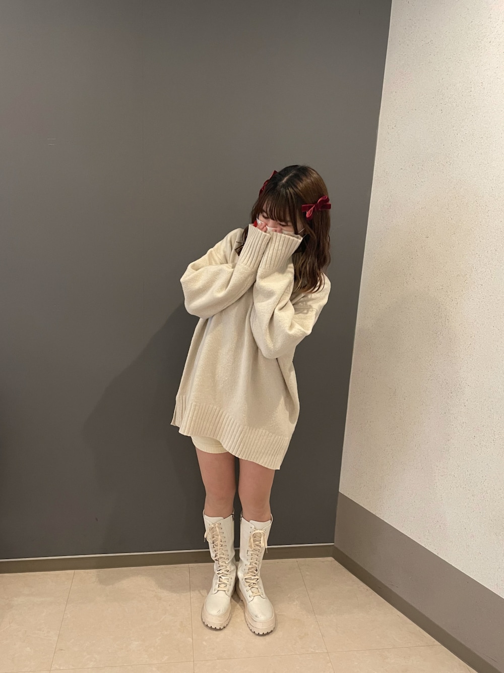 「秋冬コーデ、ニット、冬のコーデ、ゆるコーデ、ブーツ、クリスマスに着たい服、ガーリー、冬服、シンプルコーデ、レースアップシューズ、ロングブーツ、リボン」｜「GUのアイテム（ニット/セーター、ホワイト系）」を使った、nyancom33さん（レディース・158cm）の冬コーディネートの1枚目の写真